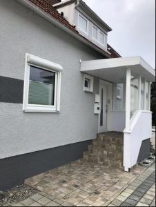 una casa con una puerta blanca y una ventana en Gästehaus Erle, en Memmingen