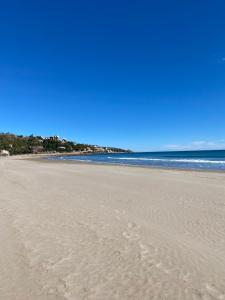 une plage de sable avec l'océan en arrière-plan dans l'établissement Sea & Mountain Views Benicassim, à Benicàssim