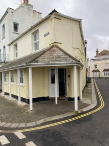 a building on the side of a street at 50 meters from Beach. in Bognor Regis