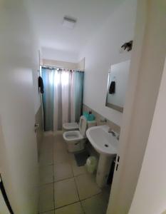 een badkamer met een toilet en een wastafel bij La Casita de Lujan in Ciudad Lujan de Cuyo