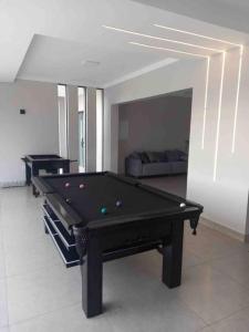 a billiard table in a living room with at Casa de temporada no Lago de Furnas-acesso a represa in São José da Barra