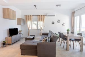 salon z kanapą i stołem w obiekcie V&S Luxury Apartment w mieście Sfakaki