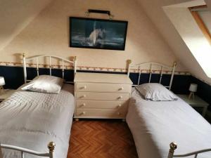 Tempat tidur dalam kamar di A 3 min de la plage à Sarzeau