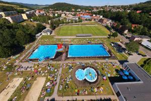 Bazén v ubytovaní Apartament Mountains Góry Sowie alebo v jeho blízkosti