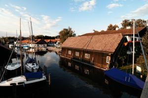 un gruppo di imbarcazioni ormeggiate in un porto turistico di Elegant-terraced-house-with-bikes-near-the-lake-children-at-least-6-a-old a Starnberg
