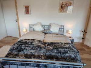 uma cama grande num quarto com duas lâmpadas em Elegant-terraced-house-with-bikes-near-the-lake-children-at-least-6-a-old em Starnberg