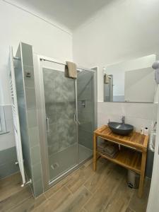 y baño con ducha acristalada y lavamanos. en La casa nel vicolo Camera 2 en Casale Monferrato