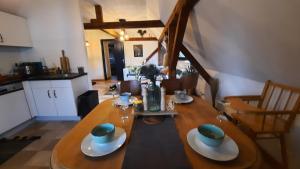 - une table en bois avec des chapeaux dans la cuisine dans l'établissement Charmant Appartement proche Strasbourg à Eckwersheim, à Eckwersheim