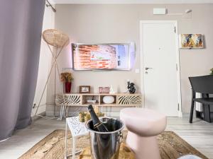 TV a/nebo společenská místnost v ubytování Amazing 2 bedroom Apartment with big sun terrace Sitges centre beach