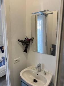 奧爾比亞的住宿－Blessed House Rooms，一间带水槽和镜子的浴室
