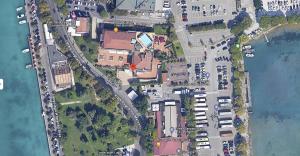 una vista aérea de una ciudad con coches estacionados junto al agua en Boutique Hotel Sirmione en Sirmione