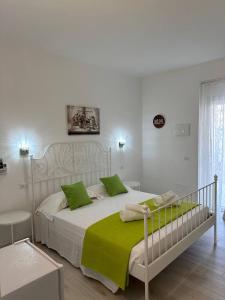奧爾比亞的住宿－Blessed House Rooms，卧室配有一张带绿毯的白色床