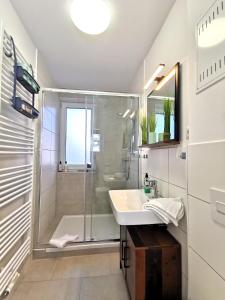 Kylpyhuone majoituspaikassa BohnApartments Suite mit Balkon - WLAN - Nähe Petersberg - Domplatz