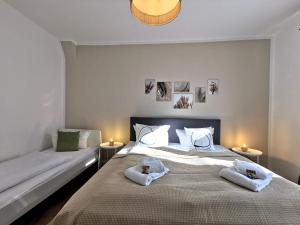 Ένα ή περισσότερα κρεβάτια σε δωμάτιο στο BohnApartments XL Suite - 2 Schlafzimmer mit Balkon - Zentrum - Petersberg - Domplatz