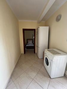 Cette chambre dispose d'un réfrigérateur et d'un lave-linge. dans l'établissement Sota Apartment, à Berat