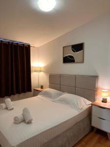una camera da letto con un letto e due asciugamani di Apartments Roko a Pridraga