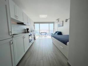 Habitación con cama y cocina con mesa en Mirador 23 Sea View By Pride Holiday Rentals en San Agustín