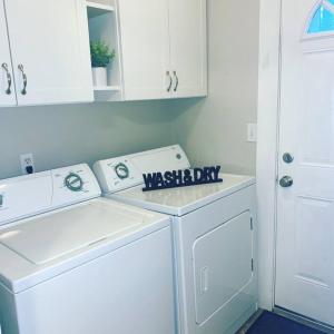 Köök või kööginurk majutusasutuses Plaza Bungalow near Uptown, NoDa, light rail! +40 fotot