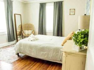 Voodi või voodid majutusasutuse Plaza Bungalow near Uptown, NoDa, light rail! toas