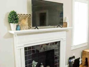 Televiisor ja/või meelelahutuskeskus majutusasutuses Plaza Bungalow near Uptown, NoDa, light rail!