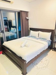 1 dormitorio con 1 cama grande y espejo en Summer Suite KLCC, en Kuala Lumpur