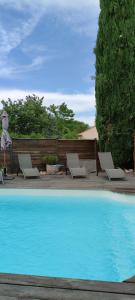 2 sillas y una piscina en un patio en Proche Centre Ville historique Aix avec PISCINE et grande terrasse Villa Pont de l'Arc, en Aix-en-Provence
