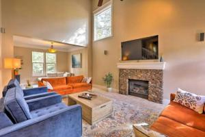 un soggiorno con mobili arancioni e camino di Weekly Discount - Cozy Elegant Flagstaff House a Flagstaff