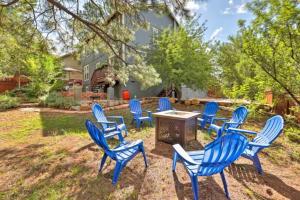 un grupo de sillas azules en un patio en Weekly Discount - Cozy Elegant Flagstaff House, en Flagstaff