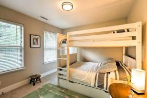 una camera con 2 letti a castello e una scrivania di Weekly Discount - Cozy Elegant Flagstaff House a Flagstaff