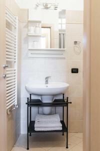 y baño con lavabo y espejo. en Casa San Giacomo en Bellagio