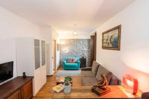 sala de estar con sofá y TV en Casa San Giacomo en Bellagio