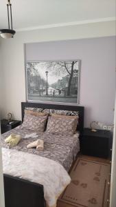 Un dormitorio con una cama con dos sombreros. en Quiet spacious apartment in Nafplio, en Nauplia