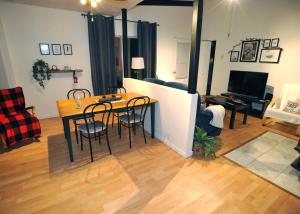 Saint-Paulin的住宿－馬西甘西皮小木屋，客厅配有桌椅和沙发