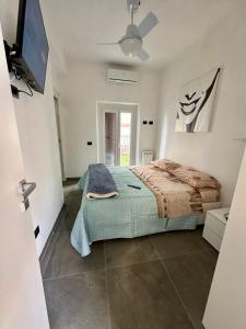 een slaapkamer met een bed en een flatscreen-tv bij B&B Love - HOLIDAY HOUSE- Casa Vacanza Santa Severa in Santa Severa