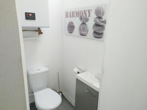 uma casa de banho branca com um WC e um lavatório em Appartement idéal visite de Paris em Ivry-sur-Seine