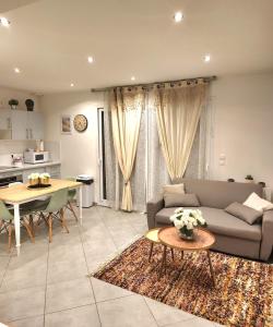 - un salon avec un canapé et une table dans l'établissement SUPER 2 PIECES A 10 MINUTES DE PARIS, à Bonneuil-sur-Marne