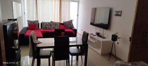 een woonkamer met een bank en een tafel met stoelen bij My Flat 2 in Praia