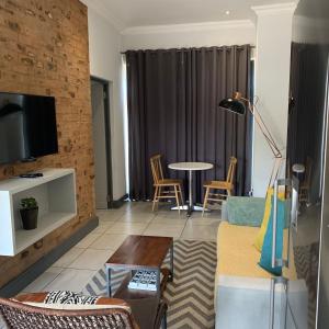 sala de estar con sofá y mesa en CALDESMO Private Apartment en Pretoria