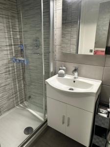 een badkamer met een witte wastafel en een douche bij B&B Love - HOLIDAY HOUSE- Casa Vacanza Santa Severa in Santa Severa