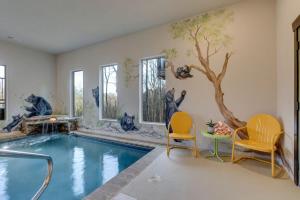 Habitación con piscina con 2 sillas en Newly built sleeps 10 Indoor pool & game rm, en Pigeon Forge