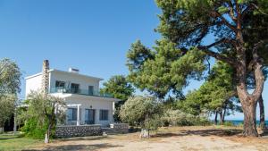 a villa with a view of the ocean at VILLA KASABLANCA in Skala Rachoniou