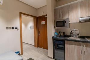 Kuchyň nebo kuchyňský kout v ubytování Rasia Hotel Jeddah