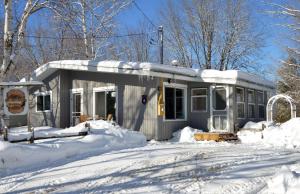 une petite maison recouverte de neige dans l'établissement Chalet Mahigan Sipy, à Saint-Paulin