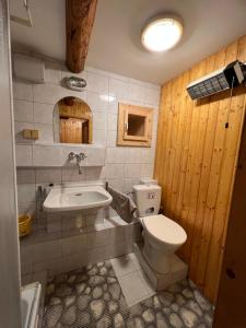 Koupelna v ubytování Zuberské dreveničky + 9 fotografií