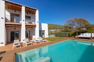 uma villa com piscina em frente a uma casa em Villa in Ibiza Town sleeps 10 - Ses Llaneres em Cidade de Ibiza