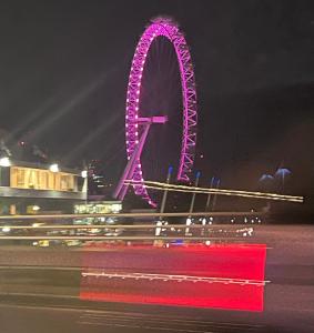 ロンドンにあるCentral London Waterloo - Private Rooms in Shared Apartmentの夜間の大観覧車 +27枚の写真