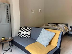 ein Wohnzimmer mit einem Sofa und einem Bett in der Unterkunft Les hyacinthes 2 in Sarlat-la-Canéda