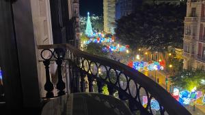 un balcón con luces de Navidad en una calle de la ciudad en Apartamentos Boni, en Alicante