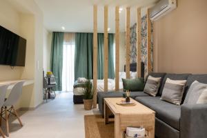un salon avec un canapé et une table dans l'établissement Monastiraki Urban Studio, à Athènes