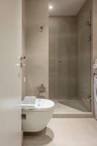 une salle de bains avec toilettes et douche en verre dans l'établissement Monastiraki Urban Studio, à Athènes